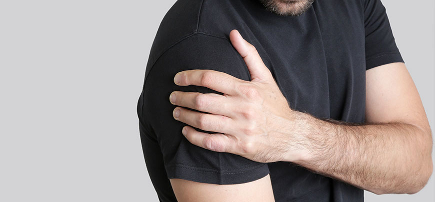 patient needing frozen shoulder treatment in San Clemente CA