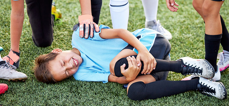 patient needing knee pain treatment in San Clemente CA